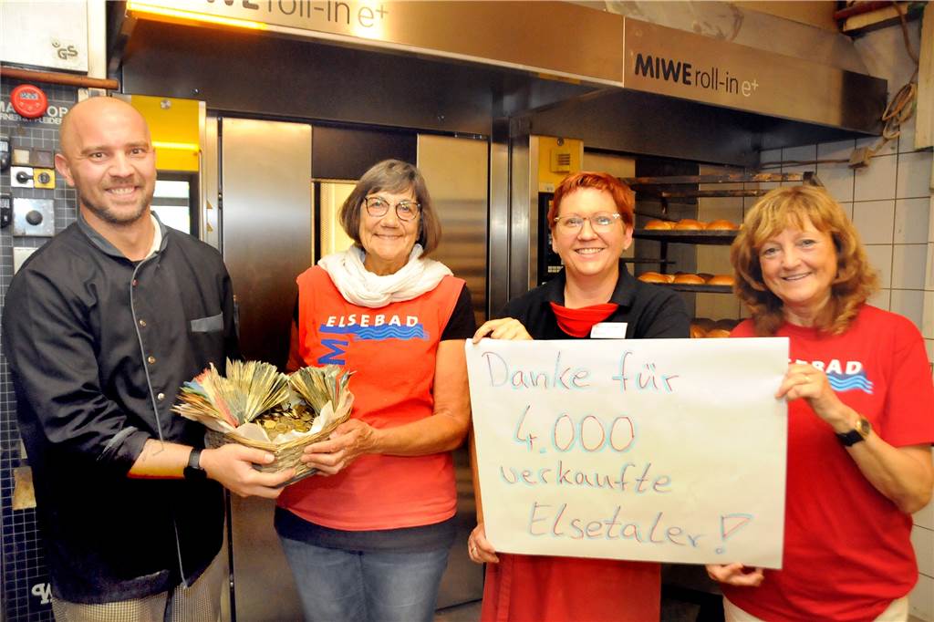 Rund 4000 Elsetaler hat die Bäckerei Becker zugunsten des flutzerstörten Elsebads gebacken und verkauft. Der Erlös - insgesamt 6.200 Euro in bar - füllte einen ganzen Brotkorb. Bei der Übergabe am Dienstag (31.8.) freuten sich (v.l.) Bäckermeister Sascha Ruhnke, Elsebad-Mitgliederbetreuerin Brigitte Stirnberg, Betriebsinhaberin Sarah Ruhnke und Elsebad-Kassiererin Helga Payerle.