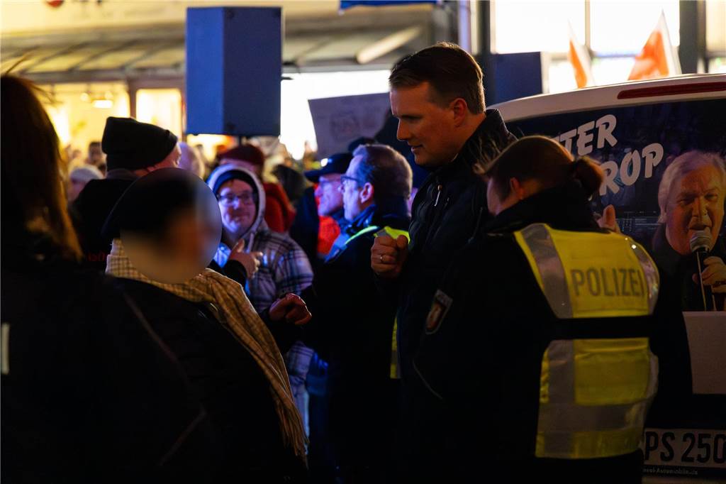 Rund 4000 Menschen setzten am Freitagabend (7.2.) abermals ein Zeichen für die Demokratie auf dem Dorstener Marktplatz. Eindrücke von der Demonstration.