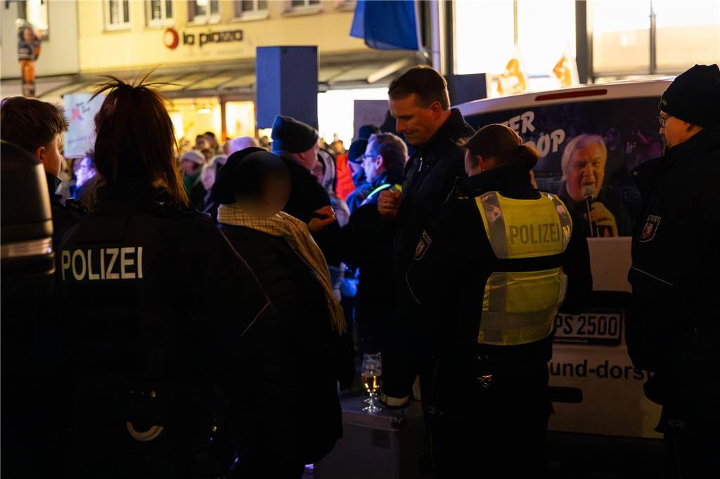 Rund 4000 Menschen setzten am Freitagabend (7.2.) abermals ein Zeichen für die Demokratie auf dem Dorstener Marktplatz. Eindrücke von der Demonstration.