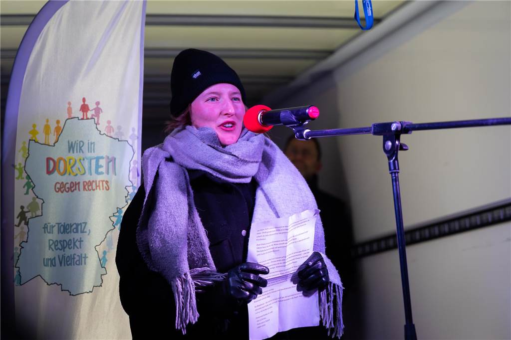 Rund 4000 Menschen setzten am Freitagabend (7.2.) abermals ein Zeichen für die Demokratie auf dem Dorstener Marktplatz. Eindrücke von der Demonstration.