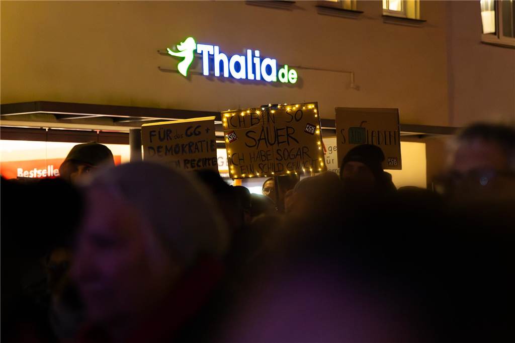 Rund 4000 Menschen setzten am Freitagabend (7.2.) abermals ein Zeichen für die Demokratie auf dem Dorstener Marktplatz. Eindrücke von der Demonstration.