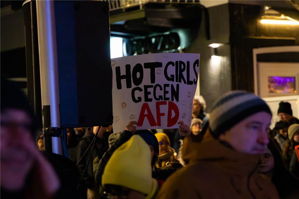 Rund 4000 Menschen setzten am Freitagabend (7.2.) abermals ein Zeichen für die Demokratie auf dem Dorstener Marktplatz. Eindrücke von der Demonstration.