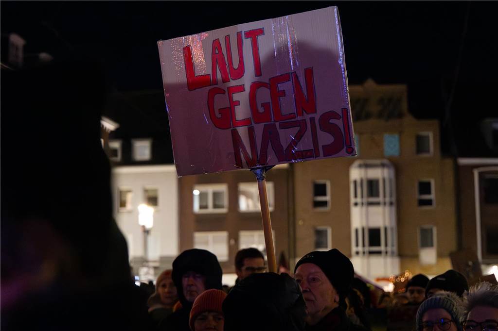 Rund 4000 Menschen setzten am Freitagabend (7.2.) abermals ein Zeichen für die Demokratie auf dem Dorstener Marktplatz. Eindrücke von der Demonstration.