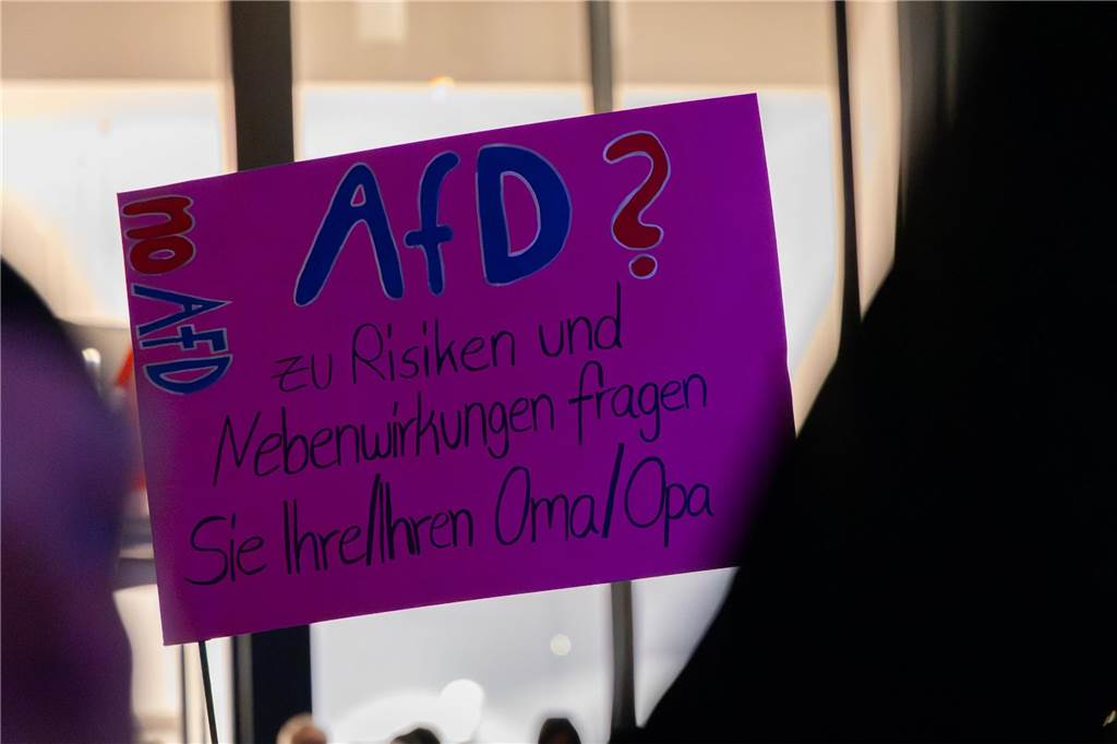 Rund 4000 Menschen setzten am Freitagabend (7.2.) abermals ein Zeichen für die Demokratie auf dem Dorstener Marktplatz. Eindrücke von der Demonstration.