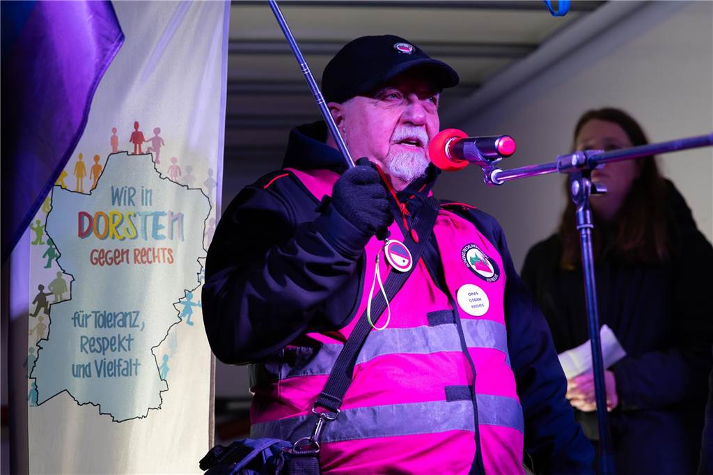 Rund 4000 Menschen setzten am Freitagabend (7.2.) abermals ein Zeichen für die Demokratie auf dem Dorstener Marktplatz. Eindrücke von der Demonstration.