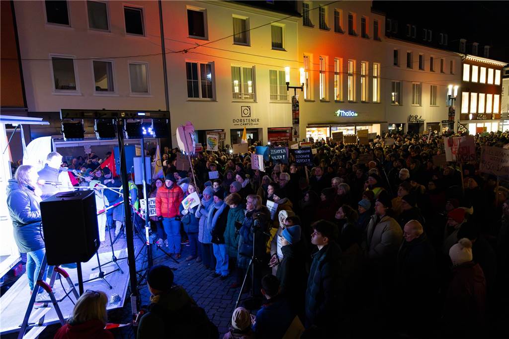 Rund 4000 Menschen setzten am Freitagabend (7.2.) abermals ein Zeichen für die Demokratie auf dem Dorstener Marktplatz. Eindrücke von der Demonstration.