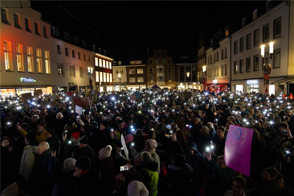 Rund 4000 Menschen setzten am Freitagabend (7.2.) abermals ein Zeichen für die Demokratie auf dem Dorstener Marktplatz. Eindrücke von der Demonstration.