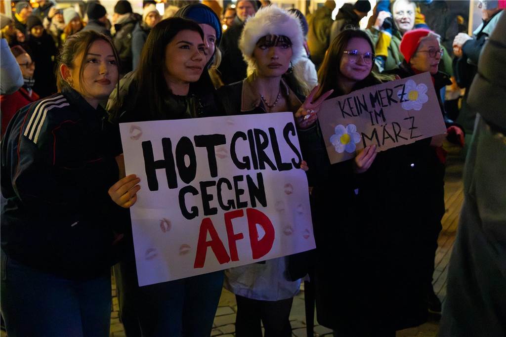 Rund 4000 Menschen setzten am Freitagabend (7.2.) abermals ein Zeichen für die Demokratie auf dem Dorstener Marktplatz. Eindrücke von der Demonstration.
