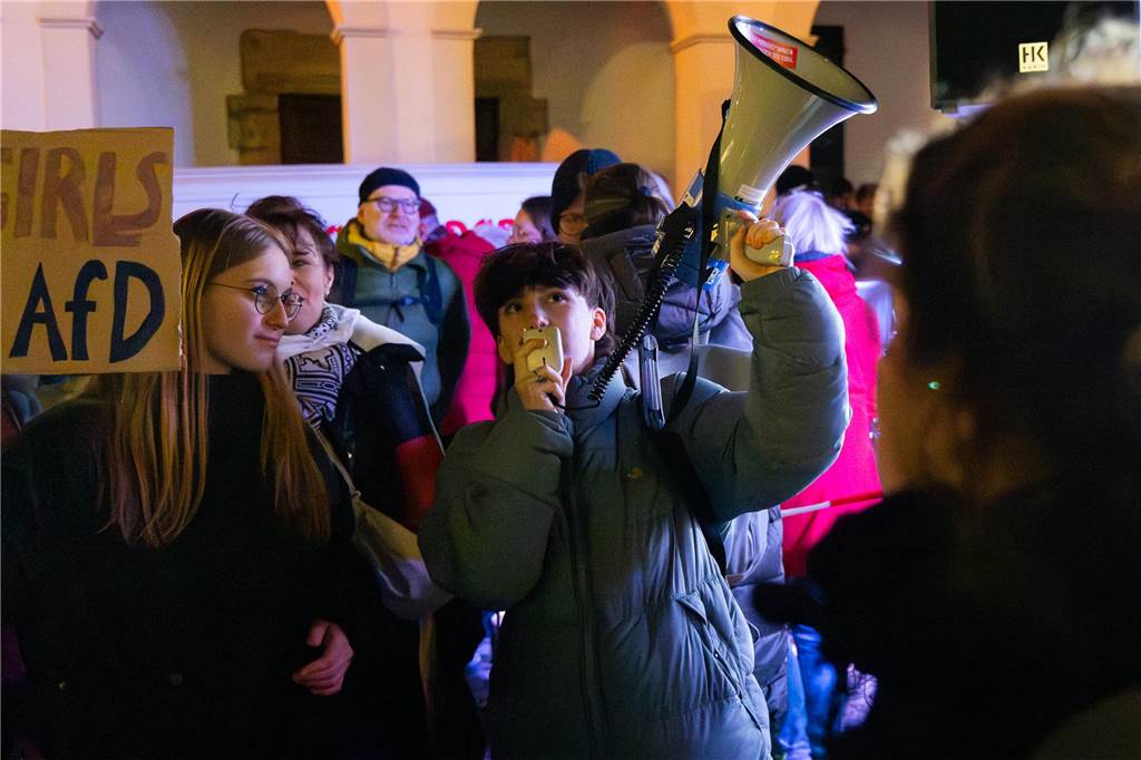 Rund 4000 Menschen setzten am Freitagabend (7.2.) abermals ein Zeichen für die Demokratie auf dem Dorstener Marktplatz. Eindrücke von der Demonstration.