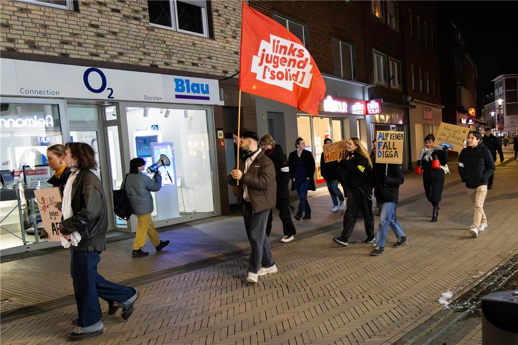 Rund 4000 Menschen setzten am Freitagabend (7.2.) abermals ein Zeichen für die Demokratie auf dem Dorstener Marktplatz. Eindrücke von der Demonstration.