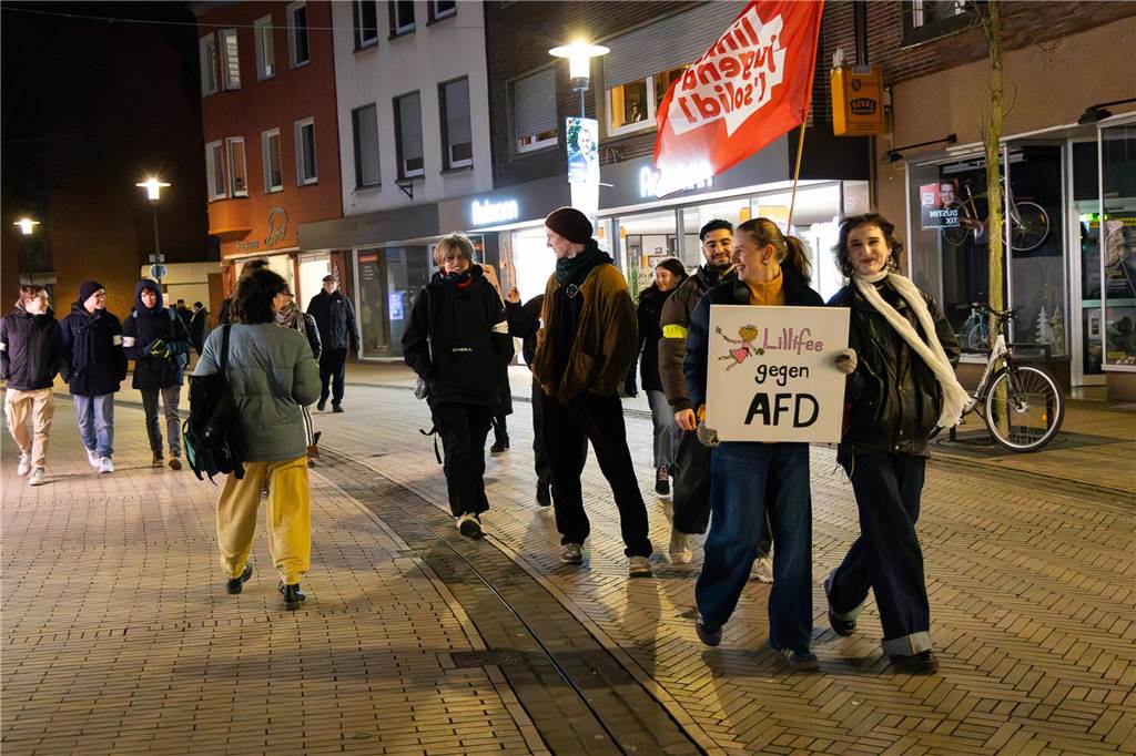 Rund 4000 Menschen setzten am Freitagabend (7.2.) abermals ein Zeichen für die Demokratie auf dem Dorstener Marktplatz. Eindrücke von der Demonstration.