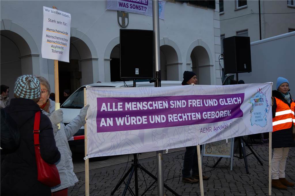 Rund 4000 Menschen setzten am Freitagabend (7.2.) abermals ein Zeichen für die Demokratie auf dem Dorstener Marktplatz. Eindrücke von der Demonstration.