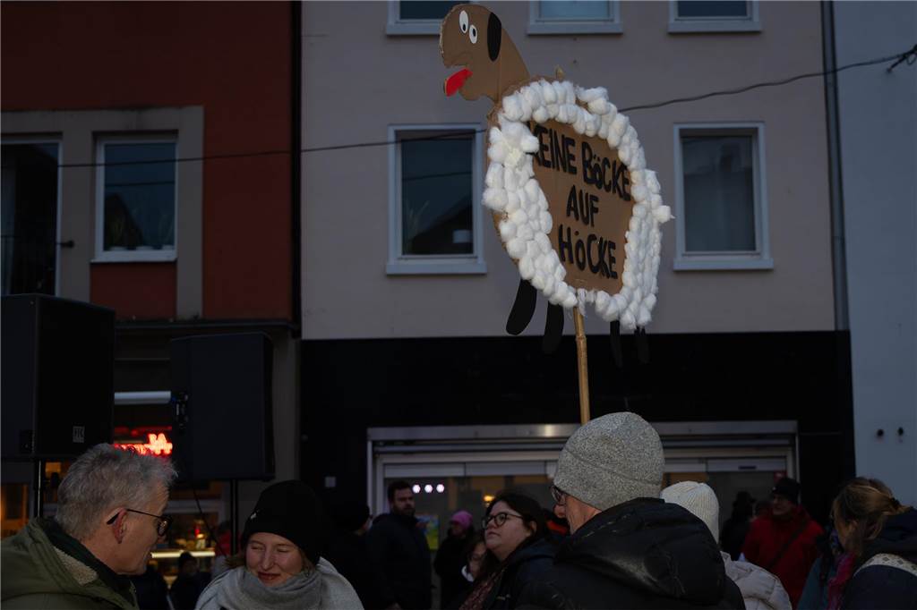 Rund 4000 Menschen setzten am Freitagabend (7.2.) abermals ein Zeichen für die Demokratie auf dem Dorstener Marktplatz. Eindrücke von der Demonstration.