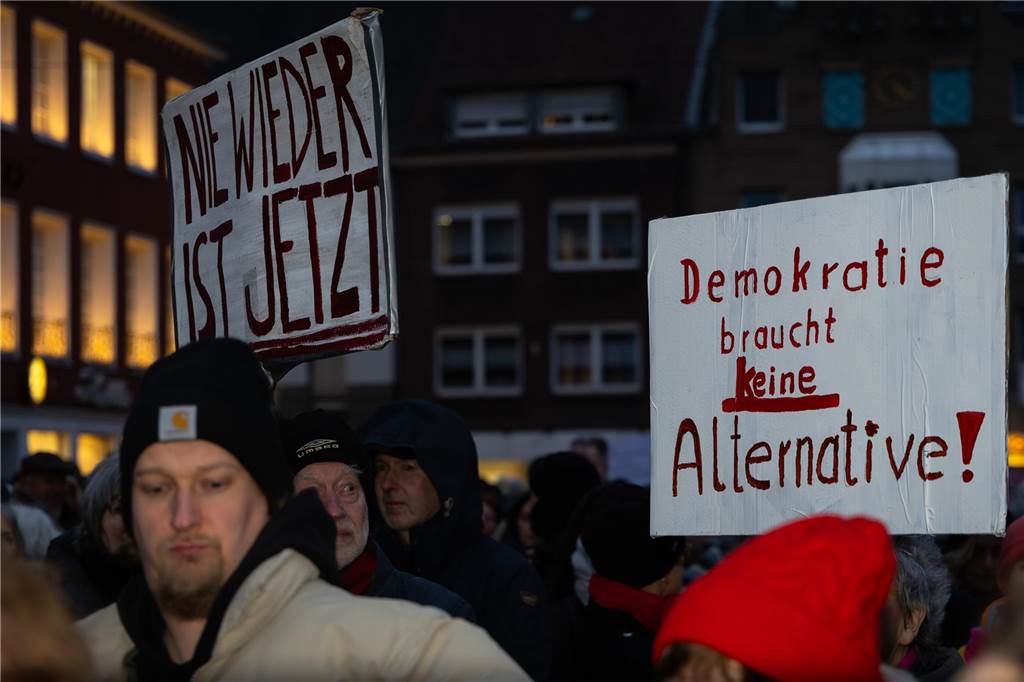 Rund 4000 Menschen setzten am Freitagabend (7.2.) abermals ein Zeichen für die Demokratie auf dem Dorstener Marktplatz. Eindrücke von der Demonstration.