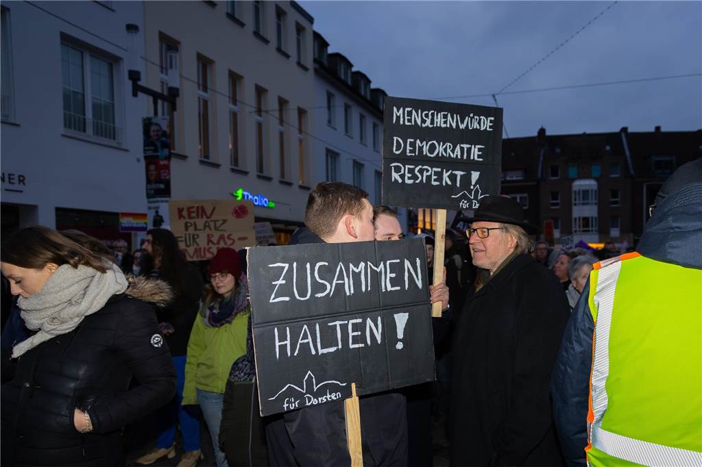 Rund 4000 Menschen setzten am Freitagabend (7.2.) abermals ein Zeichen für die Demokratie auf dem Dorstener Marktplatz. Eindrücke von der Demonstration.