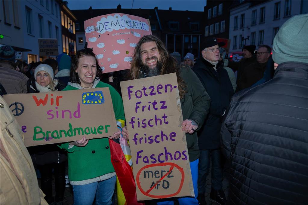 Rund 4000 Menschen setzten am Freitagabend (7.2.) abermals ein Zeichen für die Demokratie auf dem Dorstener Marktplatz. Eindrücke von der Demonstration.