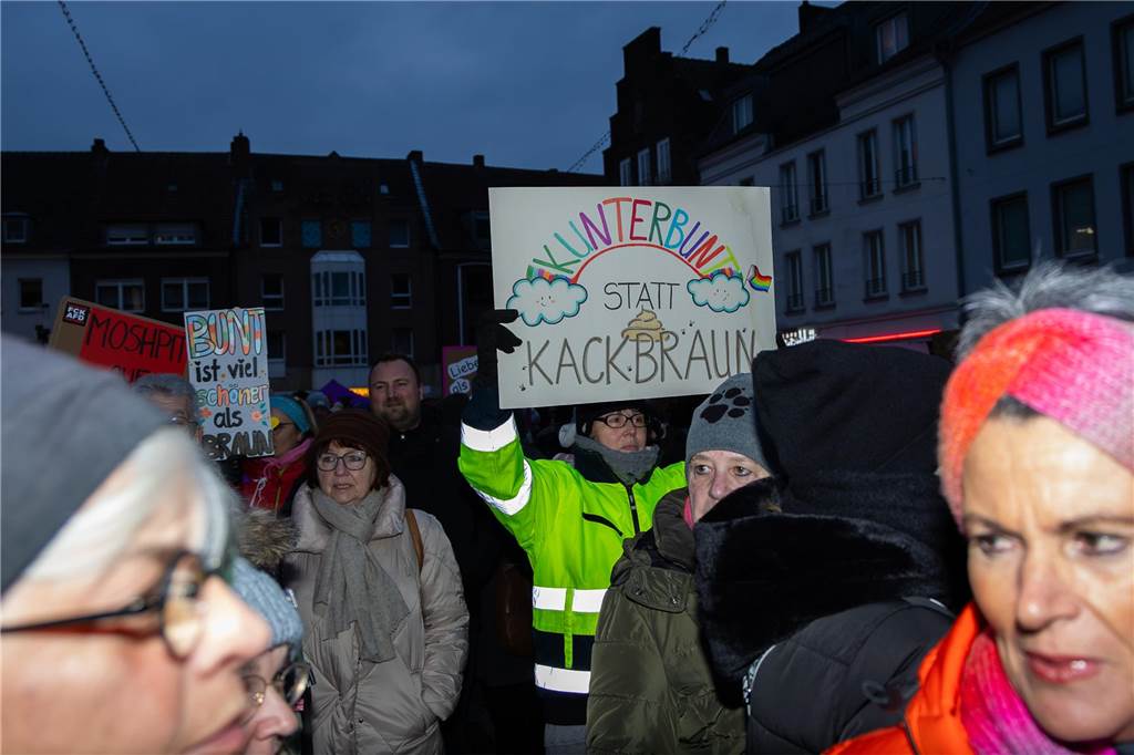 Rund 4000 Menschen setzten am Freitagabend (7.2.) abermals ein Zeichen für die Demokratie auf dem Dorstener Marktplatz. Eindrücke von der Demonstration.