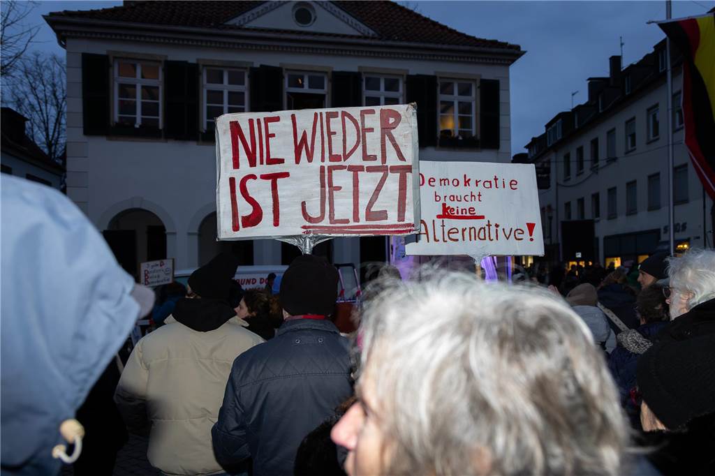 Rund 4000 Menschen setzten am Freitagabend (7.2.) abermals ein Zeichen für die Demokratie auf dem Dorstener Marktplatz. Eindrücke von der Demonstration.