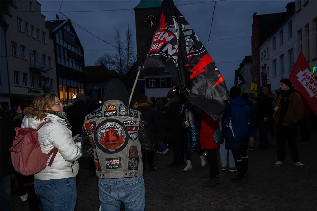 Rund 4000 Menschen setzten am Freitagabend (7.2.) abermals ein Zeichen für die Demokratie auf dem Dorstener Marktplatz. Eindrücke von der Demonstration.