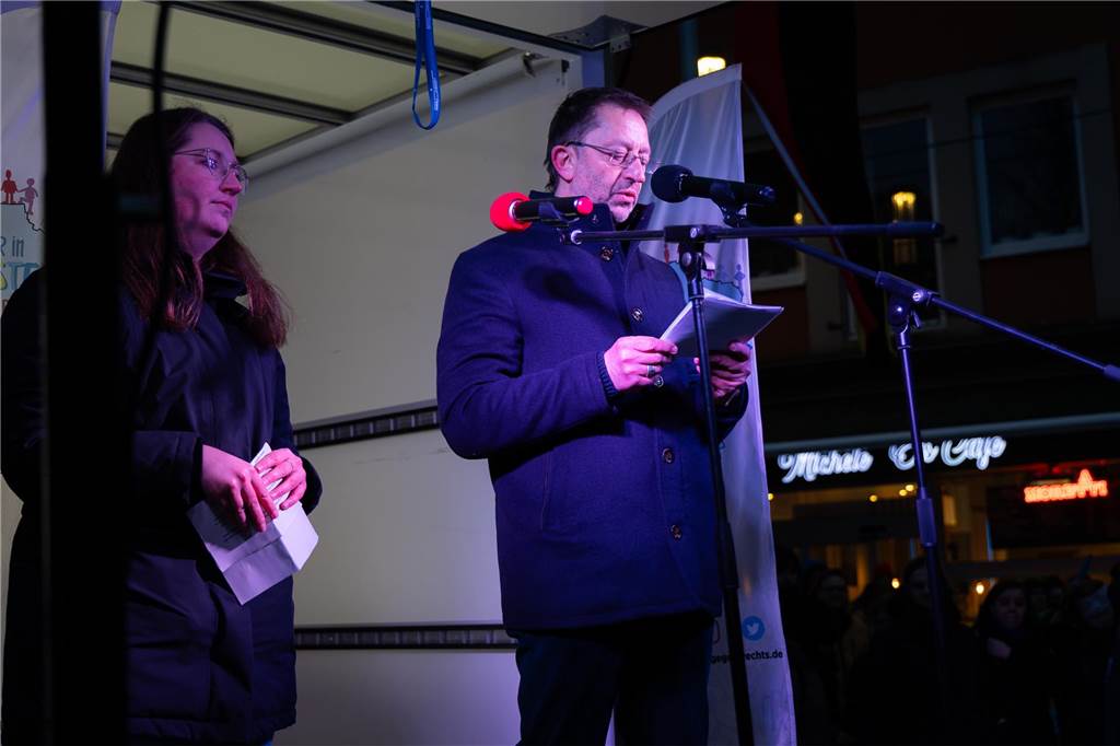 Rund 4000 Menschen setzten am Freitagabend (7.2.) abermals ein Zeichen für die Demokratie auf dem Dorstener Marktplatz. Eindrücke von der Demonstration.