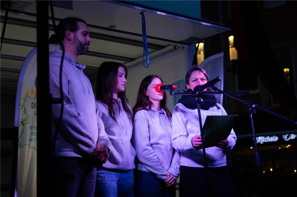 Rund 4000 Menschen setzten am Freitagabend (7.2.) abermals ein Zeichen für die Demokratie auf dem Dorstener Marktplatz. Eindrücke von der Demonstration.