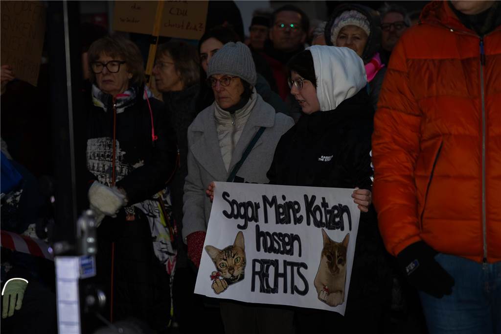 Rund 4000 Menschen setzten am Freitagabend (7.2.) abermals ein Zeichen für die Demokratie auf dem Dorstener Marktplatz. Eindrücke von der Demonstration.