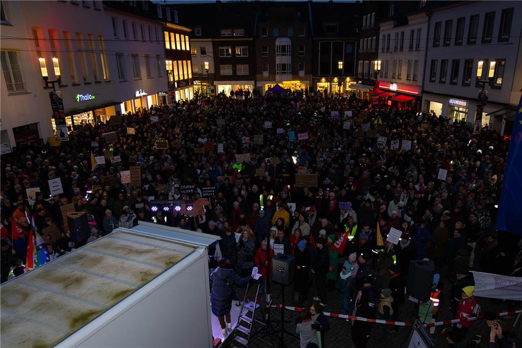 Rund 4000 Menschen setzten am Freitagabend (7.2.) abermals ein Zeichen für die Demokratie auf dem Dorstener Marktplatz. Eindrücke von der Demonstration.