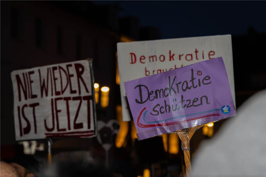 Rund 4000 Menschen setzten am Freitagabend (7.2.) abermals ein Zeichen für die Demokratie auf dem Dorstener Marktplatz. Eindrücke von der Demonstration.
