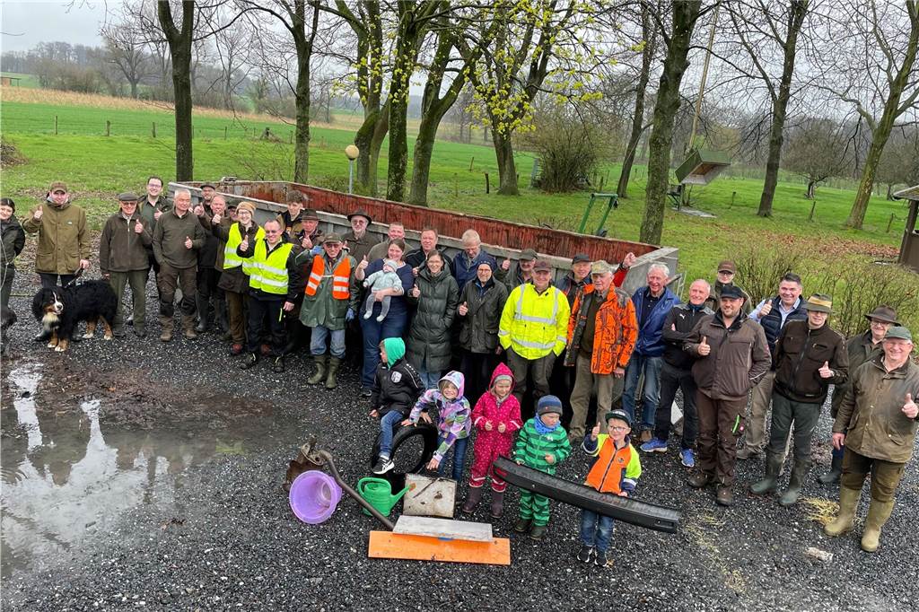 Selmer Müllsammelaktion erfolgreich: Trotz starkem Regen hohes Engagement Rund 50 Leute sind zur Aktion gekommen, um die Straßen, Feldwege und Gräben von Unrat zu befreien.