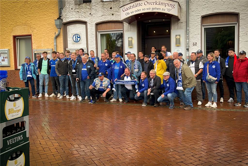 25 Jahre Königsblaue Schermbecker: S04-Fans leben besonderes Siegesritual Rund 50 Mitglieder der Königsblauen Schermbecker haben sich am Samstag (10.9.) vor dem Heimspiel gegen den VfL Bochum vor ihrem Vereinslokal, der Gaststätte Overkämping, versammelt.