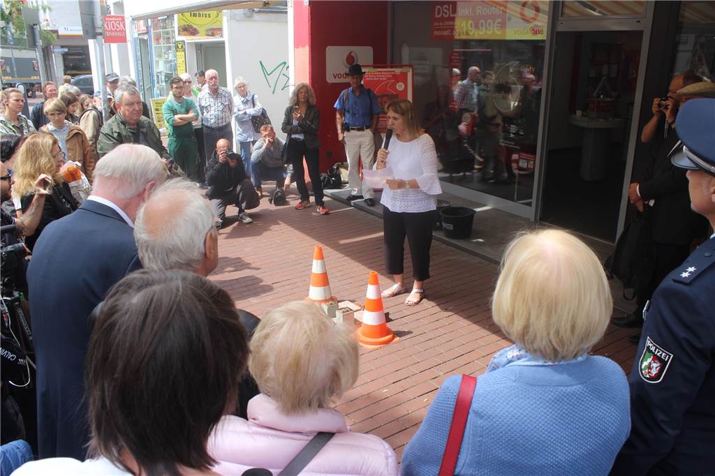 Geschichte hinter den Stolpersteinen: Eine starke Familie kehrt zu ihren Wurzeln zurück Rund 50 Personen wohnten der Verlegung der Gedenksteine bei. Neben den heutigen Nachkommen von Gustav und Emmi Eisenstein nahmen auch lokale Amtsträger und Passanten teil.