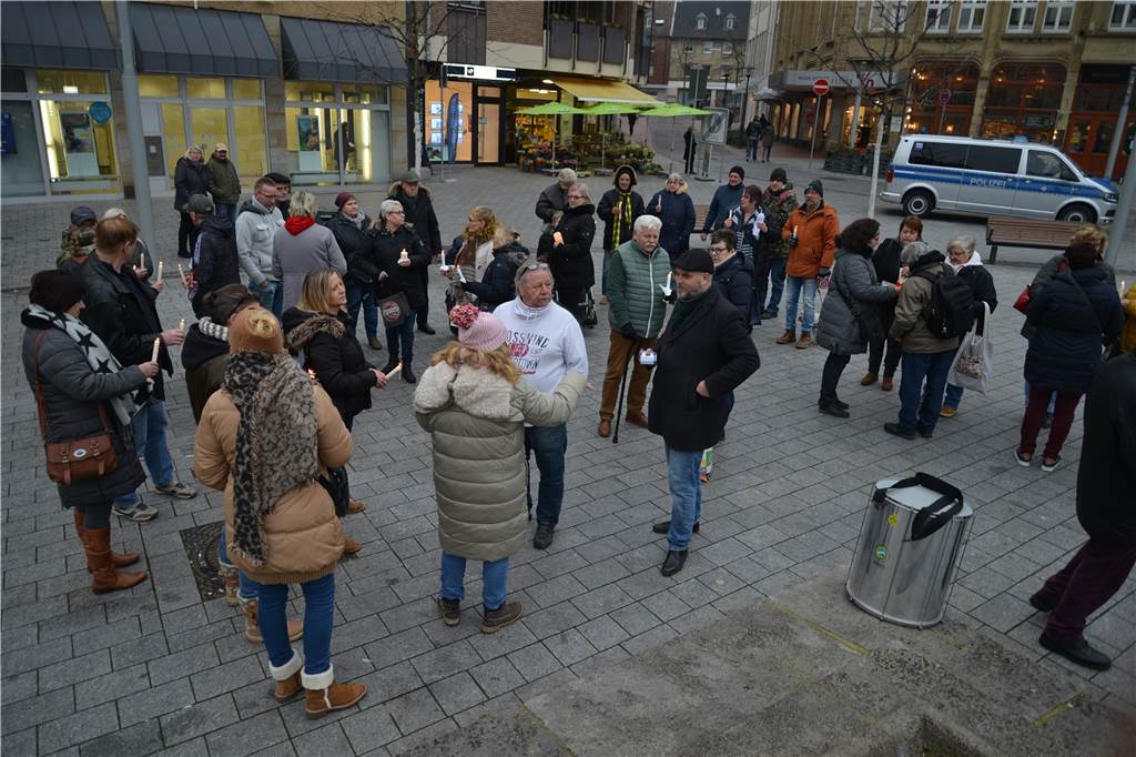 Mahnwache gegen Altersarmut: 50 Teilnehmer, viele Sorgen und ein Antisemitismus-Vorwurf Rund 50 Teilnehmer versammelten sich nach dem Aufruf von Fridays gegen Altersarmut zu einer Mahnwache rund um den Reiterbrunnen.