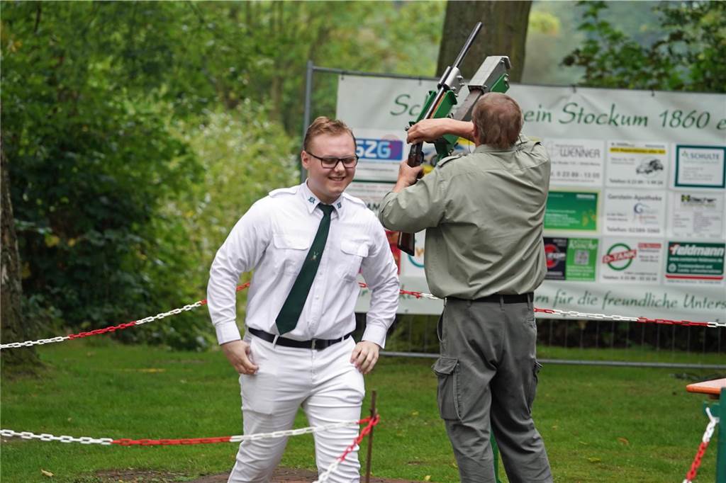 Viele Fotos Sommer-Schützenfest Stockum: Langer und fröhlicher Festtag - Christoph Frie siegt Rund 500 Gäste waren zum Sommer-Schützenfest nach Stockum gekommen. Christoph Frie machte sich am Abend zum neuen Sommerkönig.