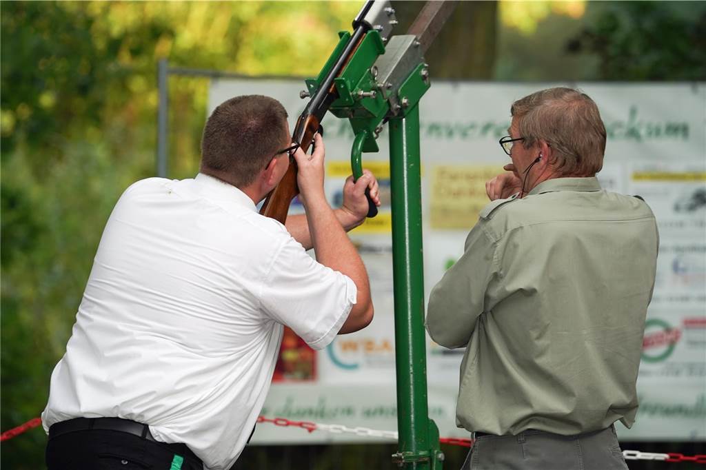 Viele Fotos Sommer-Schützenfest Stockum: Langer und fröhlicher Festtag - Christoph Frie siegt Rund 500 Gäste waren zum Sommer-Schützenfest nach Stockum gekommen. Christoph Frie machte sich am Abend zum neuen Sommerkönig.