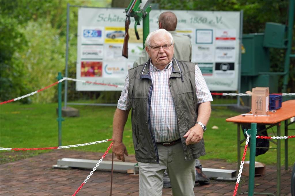 Viele Fotos Sommer-Schützenfest Stockum: Langer und fröhlicher Festtag - Christoph Frie siegt Rund 500 Gäste waren zum Sommer-Schützenfest nach Stockum gekommen. Christoph Frie machte sich am Abend zum neuen Sommerkönig.