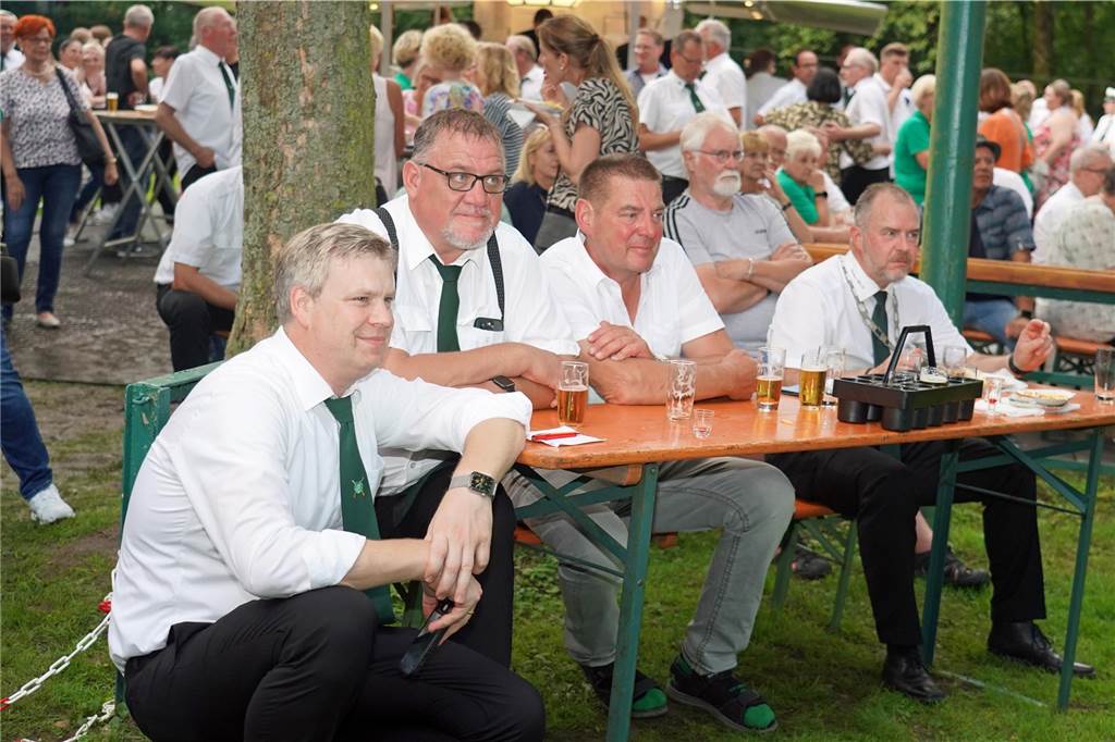Viele Fotos Sommer-Schützenfest Stockum: Langer und fröhlicher Festtag - Christoph Frie siegt Rund 500 Gäste waren zum Sommer-Schützenfest nach Stockum gekommen. Christoph Frie machte sich am Abend zum neuen Sommerkönig.
