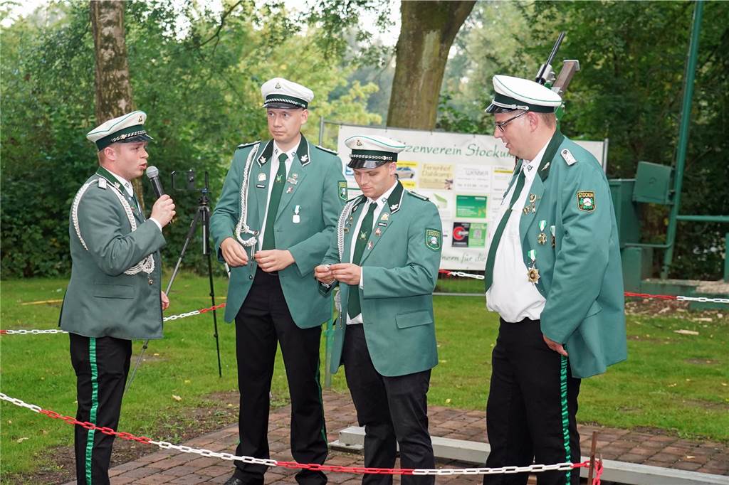 Viele Fotos Sommer-Schützenfest Stockum: Langer und fröhlicher Festtag - Christoph Frie siegt Rund 500 Gäste waren zum Sommer-Schützenfest nach Stockum gekommen. Christoph Frie machte sich am Abend zum neuen Sommerkönig.