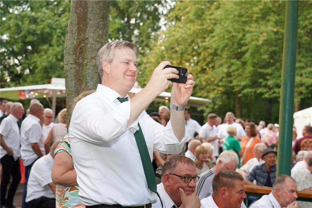 Viele Fotos Sommer-Schützenfest Stockum: Langer und fröhlicher Festtag - Christoph Frie siegt Rund 500 Gäste waren zum Sommer-Schützenfest nach Stockum gekommen. Christoph Frie machte sich am Abend zum neuen Sommerkönig.