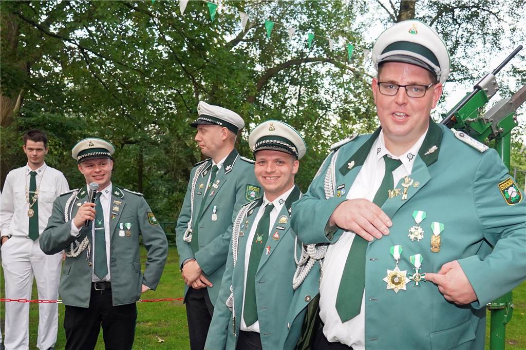 Viele Fotos Sommer-Schützenfest Stockum: Langer und fröhlicher Festtag - Christoph Frie siegt Rund 500 Gäste waren zum Sommer-Schützenfest nach Stockum gekommen. Christoph Frie machte sich am Abend zum neuen Sommerkönig.
