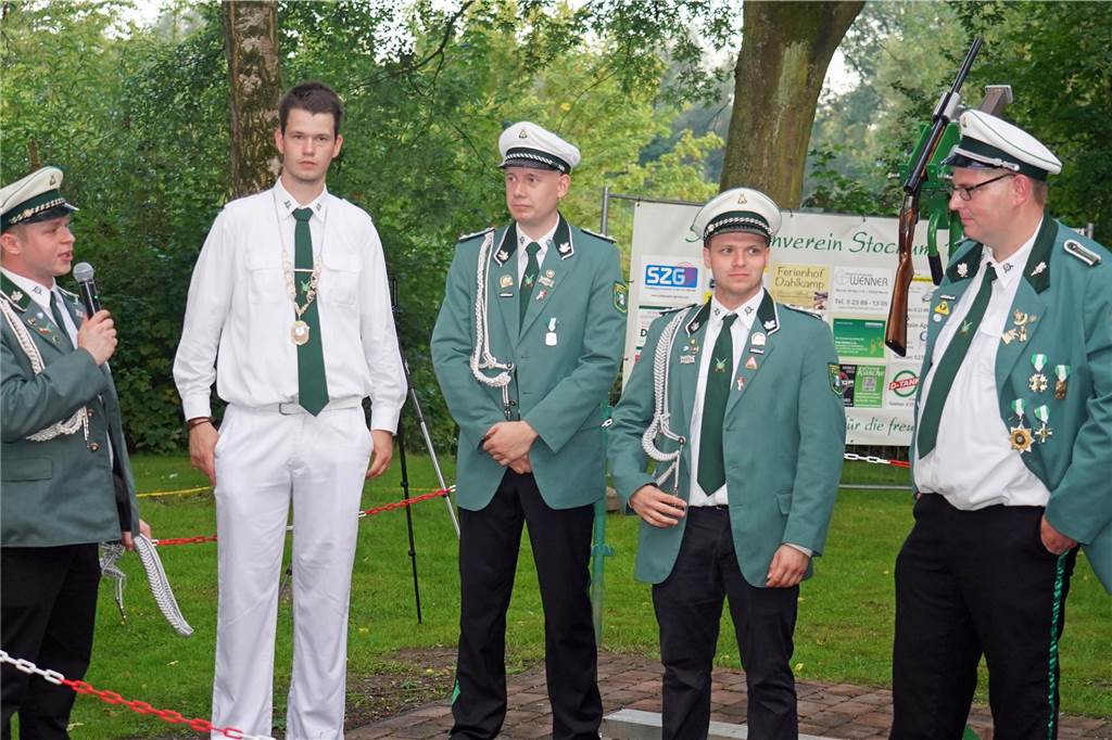Viele Fotos Sommer-Schützenfest Stockum: Langer und fröhlicher Festtag - Christoph Frie siegt Rund 500 Gäste waren zum Sommer-Schützenfest nach Stockum gekommen. Christoph Frie machte sich am Abend zum neuen Sommerkönig.