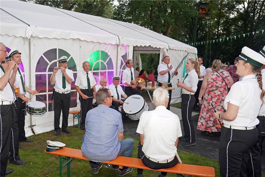Viele Fotos Sommer-Schützenfest Stockum: Langer und fröhlicher Festtag - Christoph Frie siegt Rund 500 Gäste waren zum Sommer-Schützenfest nach Stockum gekommen. Christoph Frie machte sich am Abend zum neuen Sommerkönig.