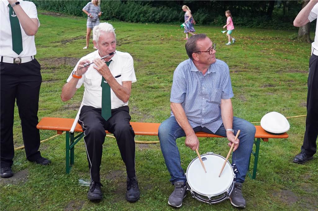Viele Fotos Sommer-Schützenfest Stockum: Langer und fröhlicher Festtag - Christoph Frie siegt Rund 500 Gäste waren zum Sommer-Schützenfest nach Stockum gekommen. Christoph Frie machte sich am Abend zum neuen Sommerkönig.