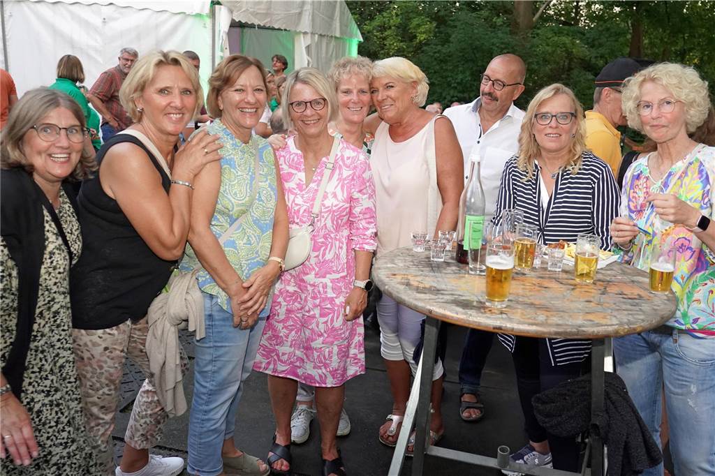 Viele Fotos Sommer-Schützenfest Stockum: Langer und fröhlicher Festtag - Christoph Frie siegt Rund 500 Gäste waren zum Sommer-Schützenfest nach Stockum gekommen. Christoph Frie machte sich am Abend zum neuen Sommerkönig.