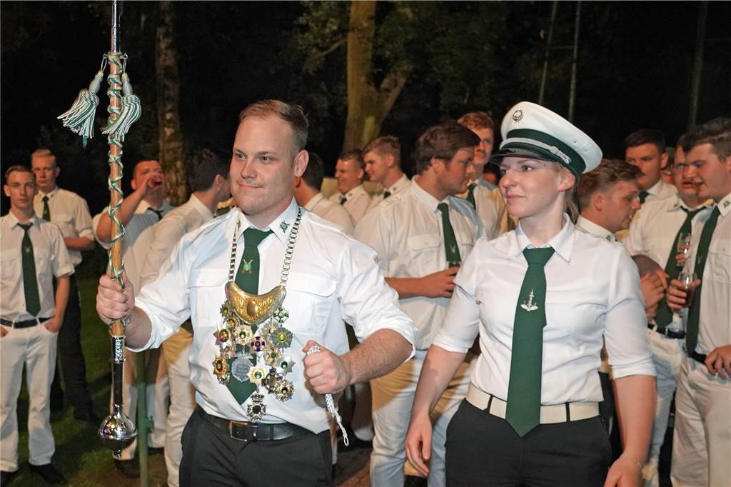 Viele Fotos Sommer-Schützenfest Stockum: Langer und fröhlicher Festtag - Christoph Frie siegt Rund 500 Gäste waren zum Sommer-Schützenfest nach Stockum gekommen. Christoph Frie machte sich am Abend zum neuen Sommerkönig.