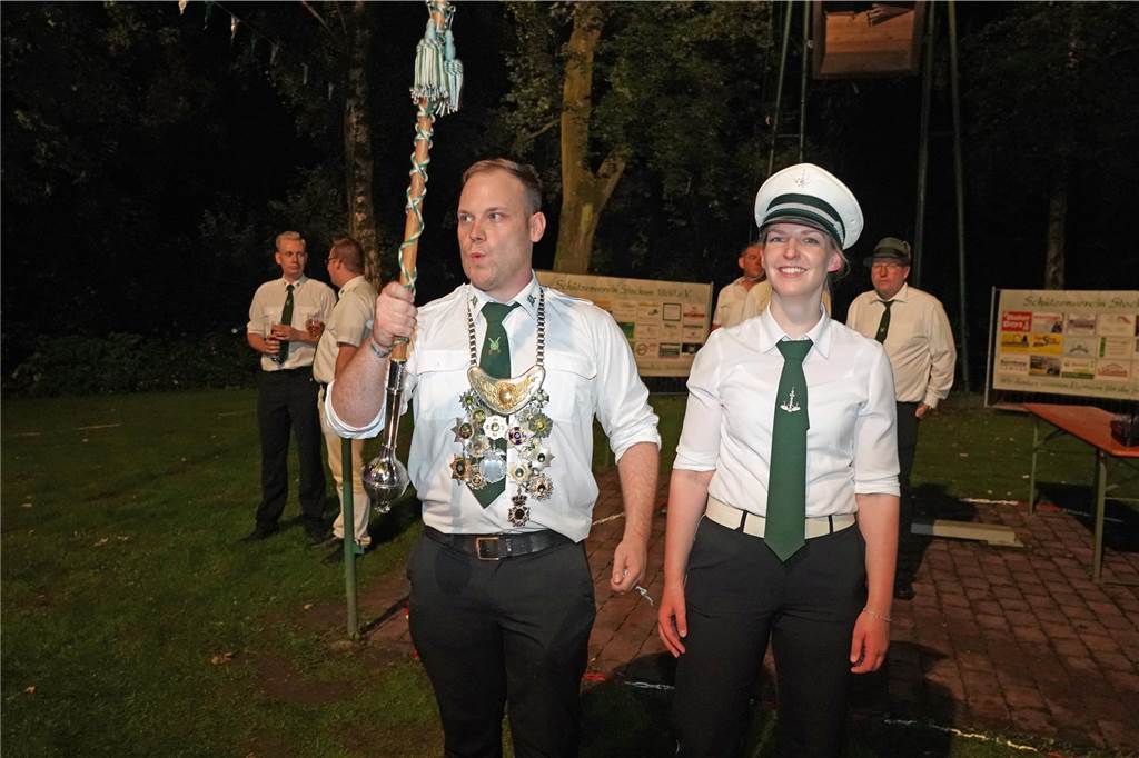 Viele Fotos Sommer-Schützenfest Stockum: Langer und fröhlicher Festtag - Christoph Frie siegt Rund 500 Gäste waren zum Sommer-Schützenfest nach Stockum gekommen. Christoph Frie machte sich am Abend zum neuen Sommerkönig.
