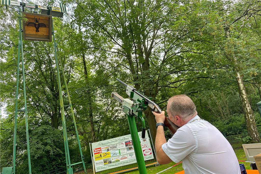 Viele Fotos Sommer-Schützenfest Stockum: Langer und fröhlicher Festtag - Christoph Frie siegt Rund 500 Gäste waren zum Sommer-Schützenfest nach Stockum gekommen. Christoph Frie machte sich am Abend zum neuen Sommerkönig.