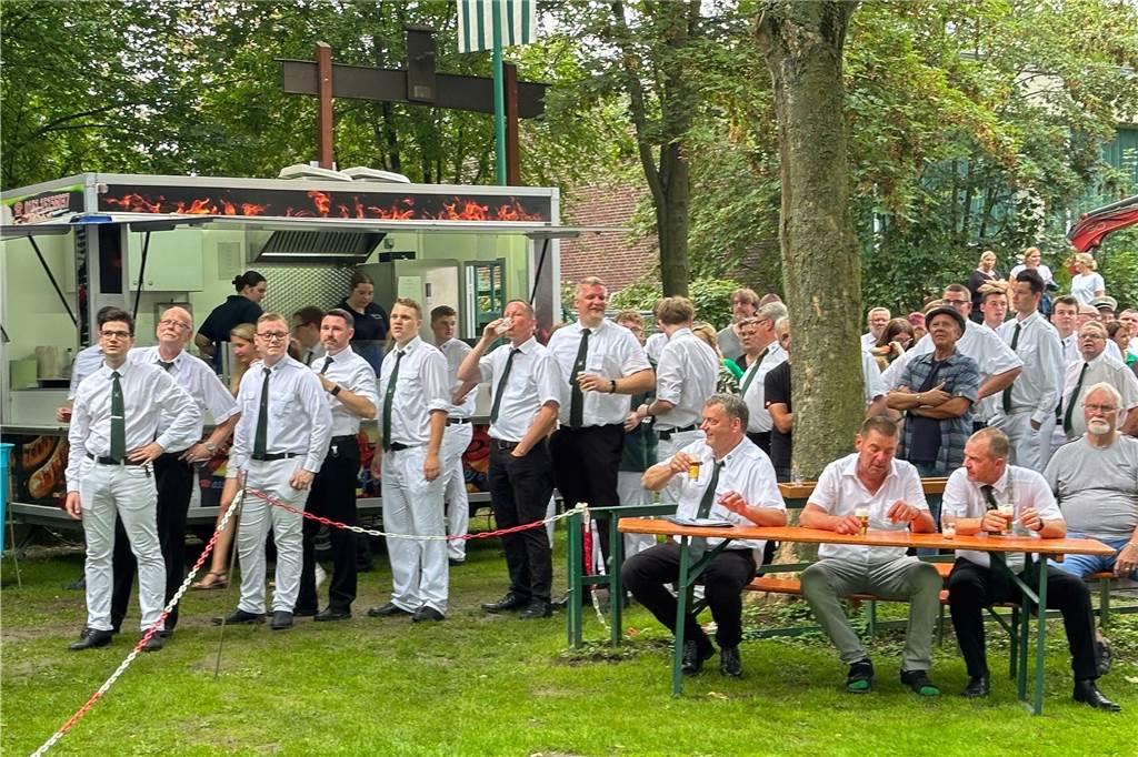 Viele Fotos Sommer-Schützenfest Stockum: Langer und fröhlicher Festtag - Christoph Frie siegt Rund 500 Gäste waren zum Sommer-Schützenfest nach Stockum gekommen. Christoph Frie machte sich am Abend zum neuen Sommerkönig.