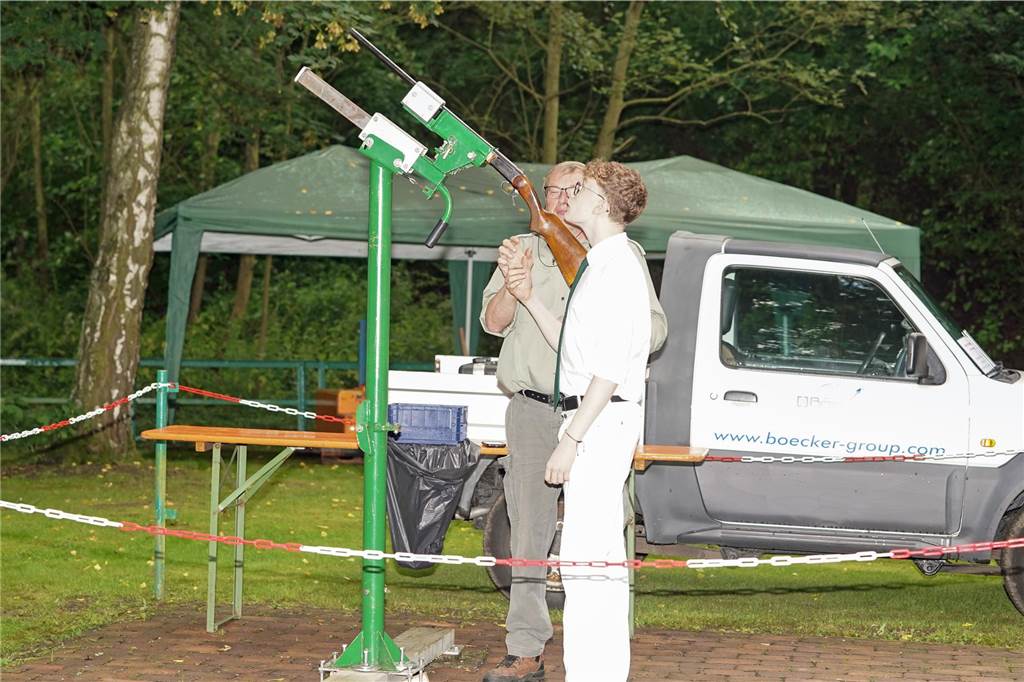 Viele Fotos Sommer-Schützenfest Stockum: Langer und fröhlicher Festtag - Christoph Frie siegt Rund 500 Gäste waren zum Sommer-Schützenfest nach Stockum gekommen. Christoph Frie machte sich am Abend zum neuen Sommerkönig.