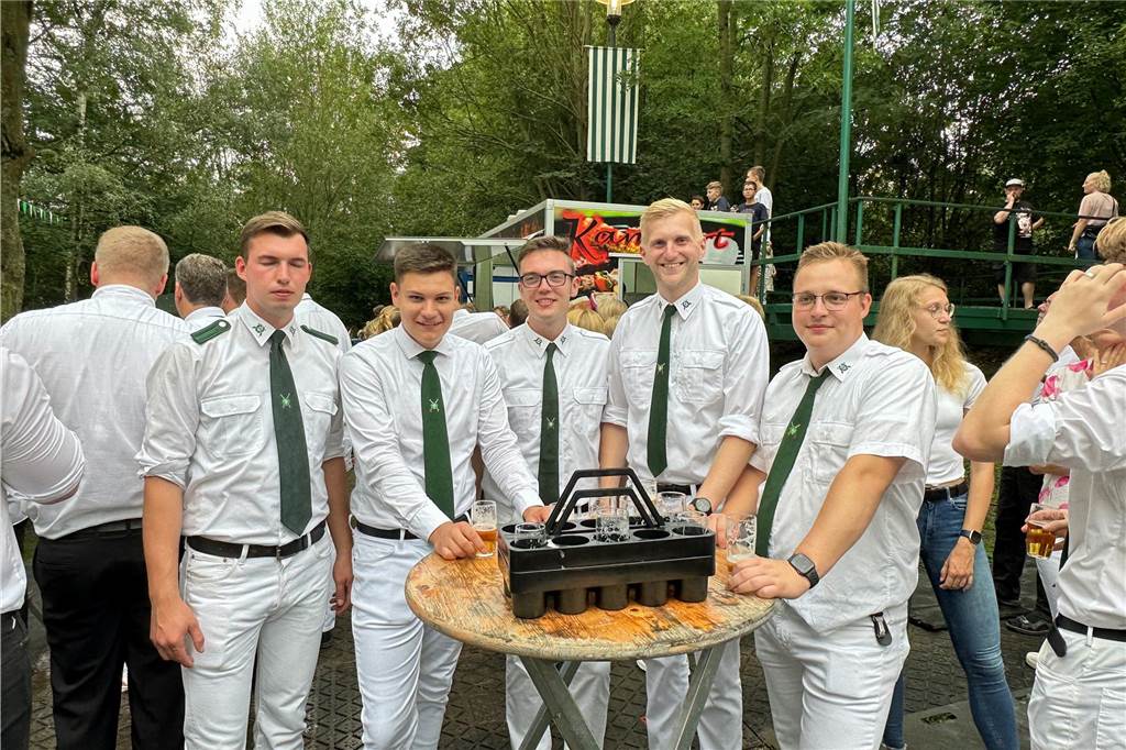 Viele Fotos Sommer-Schützenfest Stockum: Langer und fröhlicher Festtag - Christoph Frie siegt Rund 500 Gäste waren zum Sommer-Schützenfest nach Stockum gekommen. Christoph Frie machte sich am Abend zum neuen Sommerkönig.