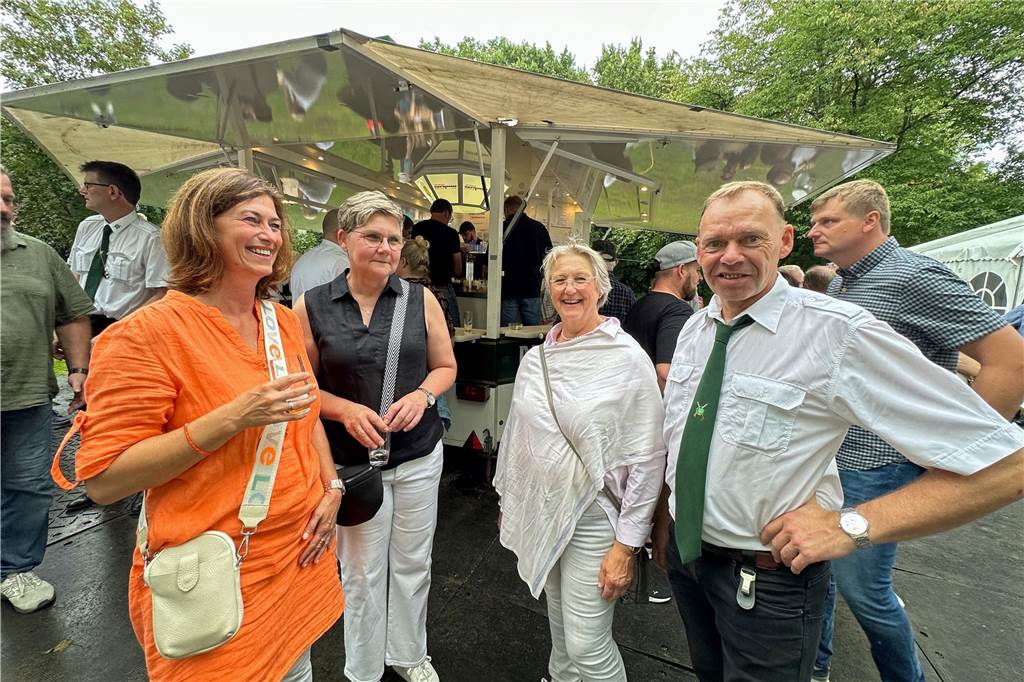 Viele Fotos Sommer-Schützenfest Stockum: Langer und fröhlicher Festtag - Christoph Frie siegt Rund 500 Gäste waren zum Sommer-Schützenfest nach Stockum gekommen. Christoph Frie machte sich am Abend zum neuen Sommerkönig.